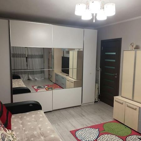Private Room Near 3 Min Metrou Crangasi, 40 M2 Bukarest Exteriör bild
