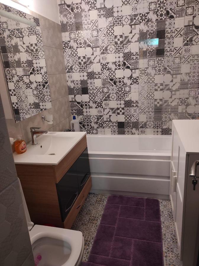 Private Room Near 3 Min Metrou Crangasi, 40 M2 Bukarest Exteriör bild