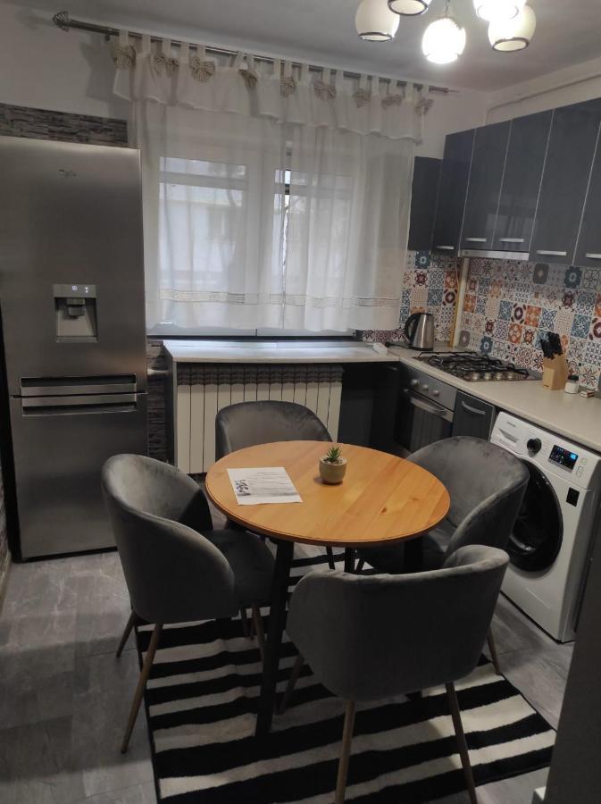 Private Room Near 3 Min Metrou Crangasi, 40 M2 Bukarest Exteriör bild